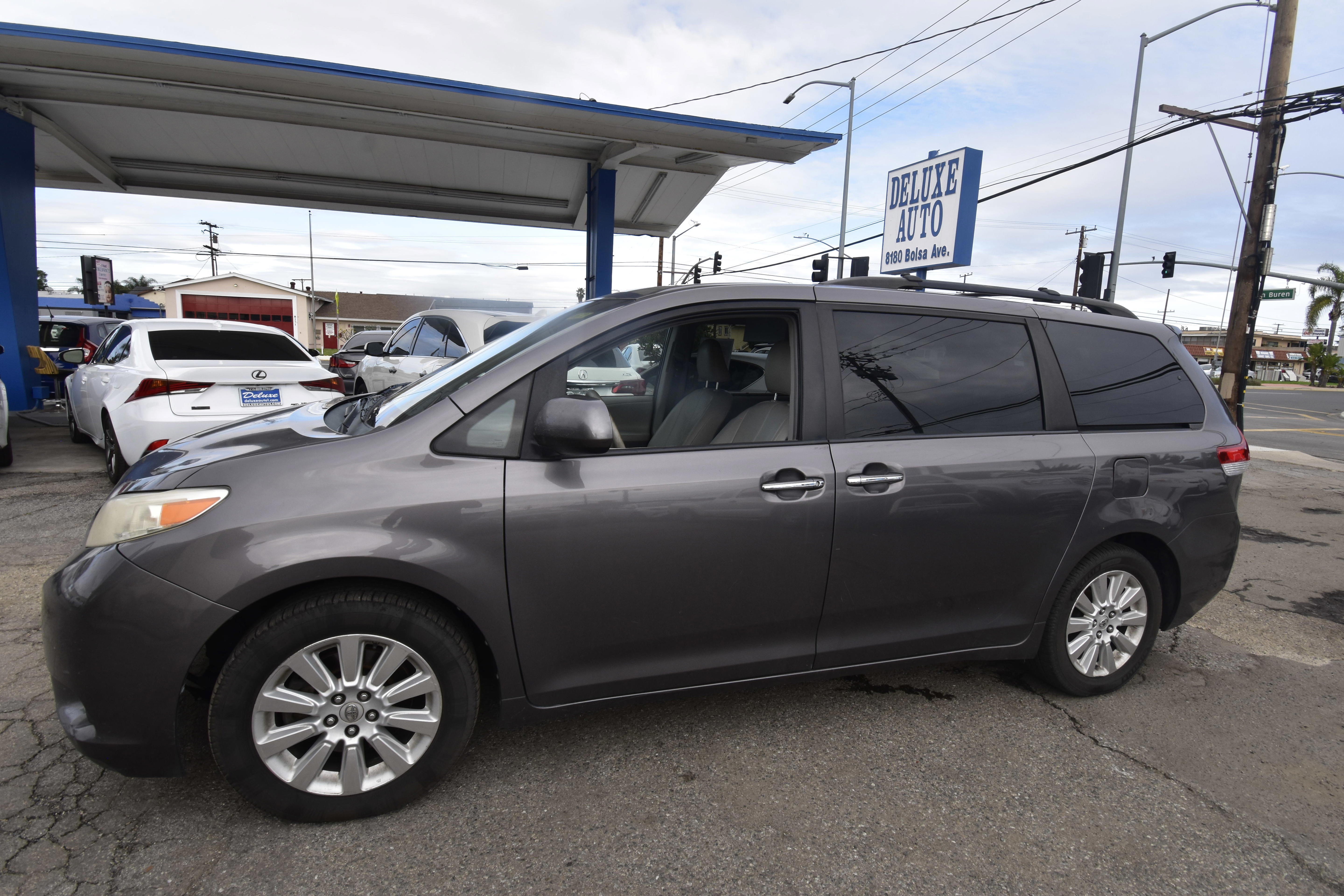 Used 2012 Toyota Sienna XLE w/ XLE Navigation Pkg AWD/4WD image 7