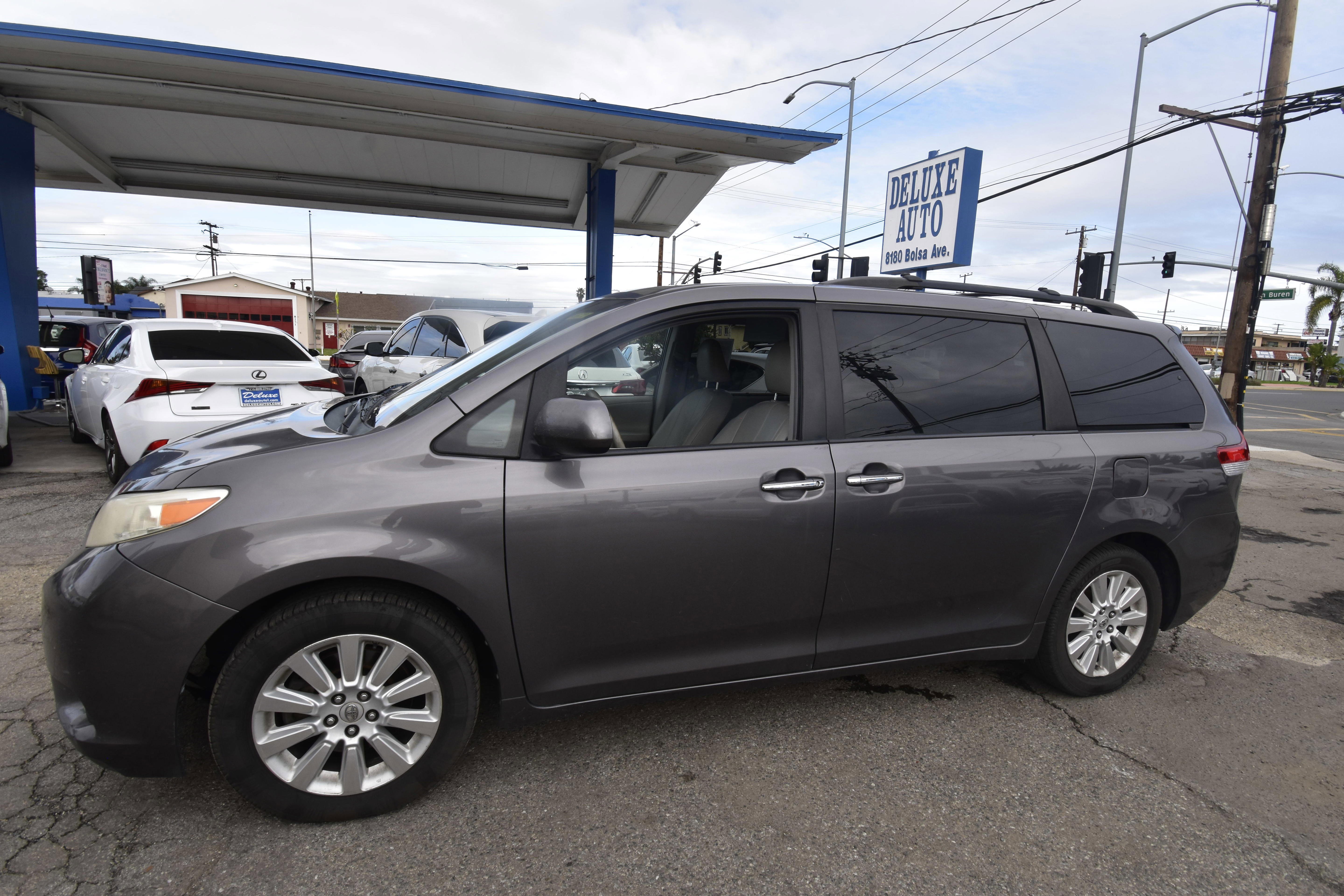 Used 2012 Toyota Sienna XLE w/ XLE Navigation Pkg AWD/4WD image 7