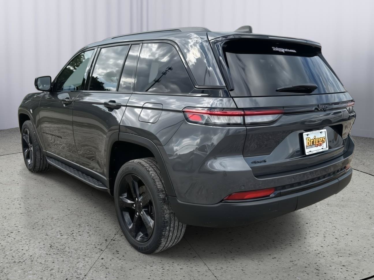Used 2024 Jeep Grand Cherokee Altitude AWD/4WD image 4