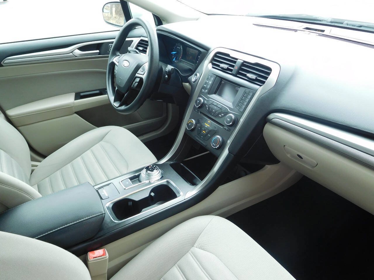 Used 2018 Ford Fusion SE FWD image 13