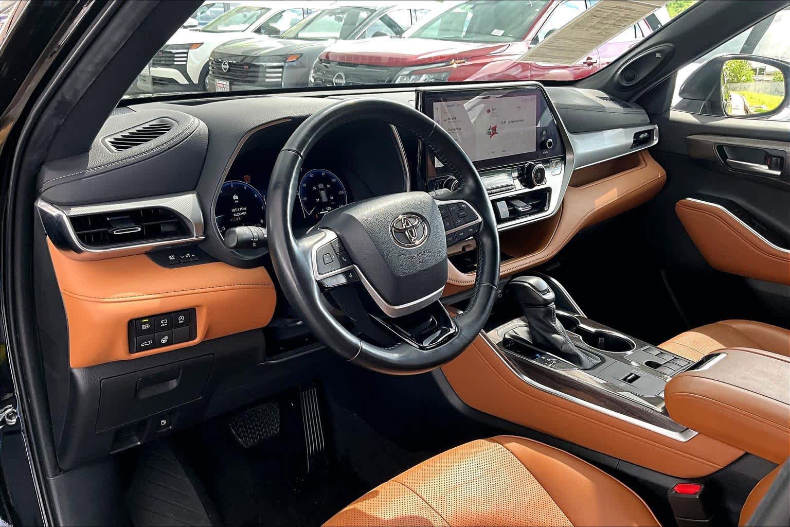 Used 2023 Toyota Highlander Platinum FWD image 18