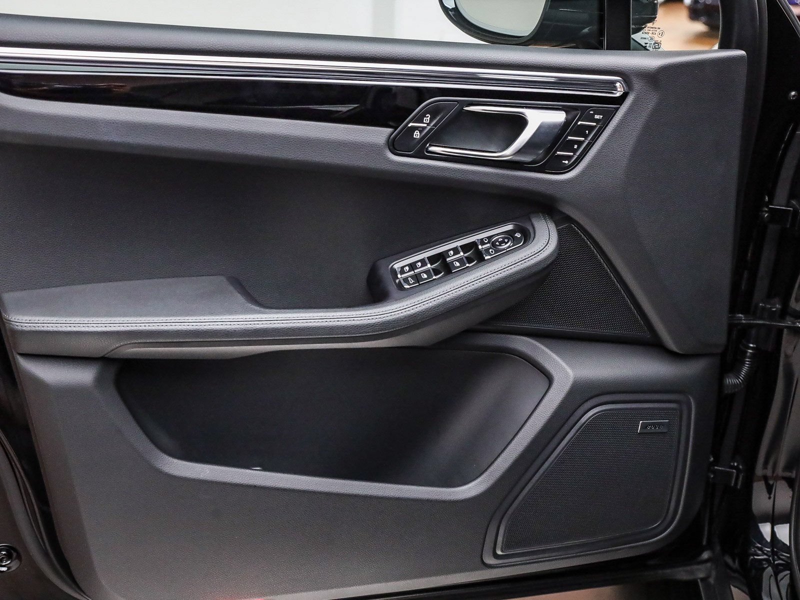 Certified 2025 Porsche Macan AWD/4WD image 24