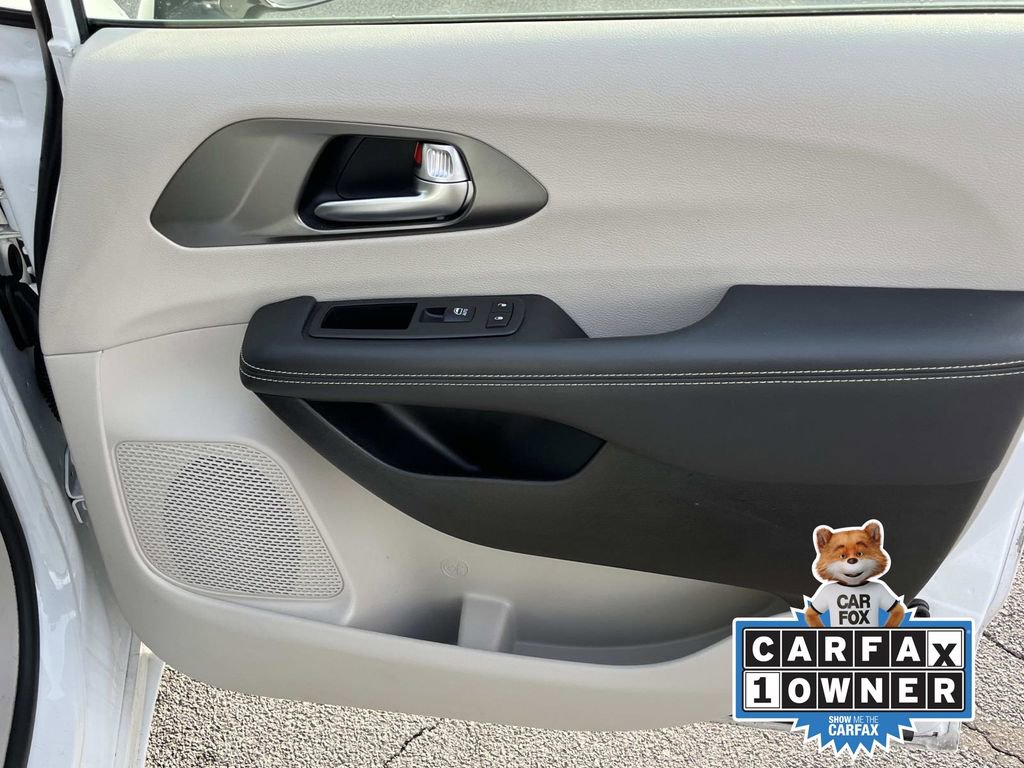 Used 2024 Chrysler Pacifica Select image 21