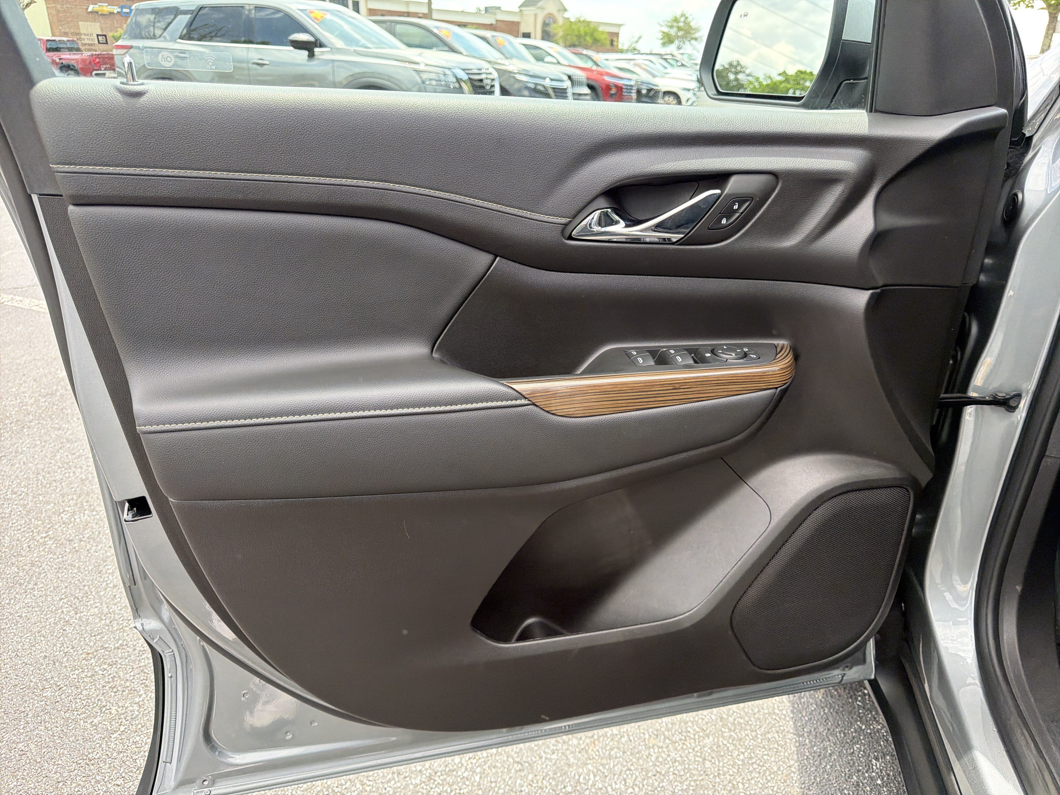 Used 2023 GMC Acadia SLE AWD/4WD image 10