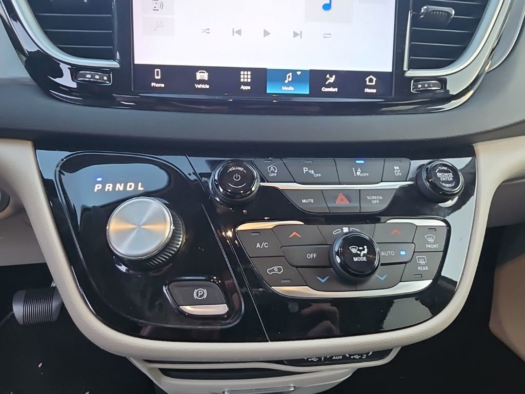 Used 2023 Chrysler Pacifica Touring-L FWD image 11