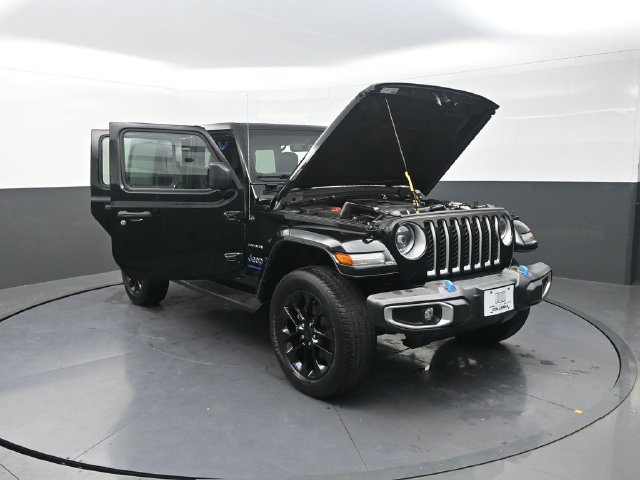 Used 2023 Jeep Wrangler Unlimited Sahara w/ Cold Weather Group AWD/4WD image 32