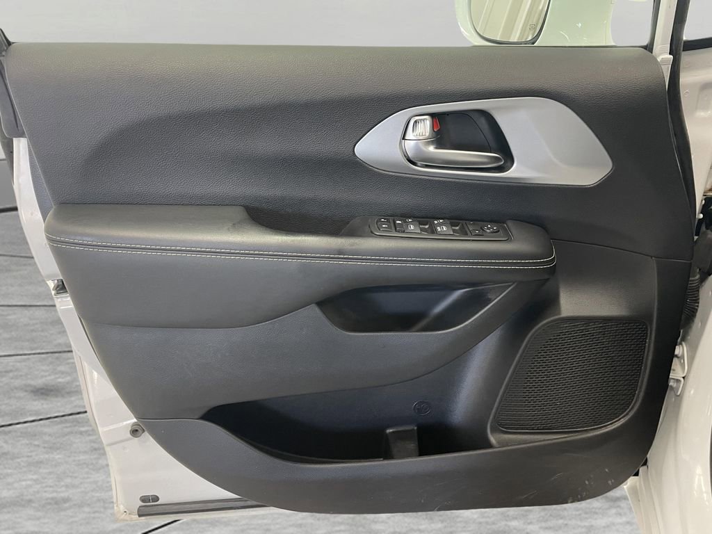 Used 2022 Chrysler Pacifica Touring FWD image 13