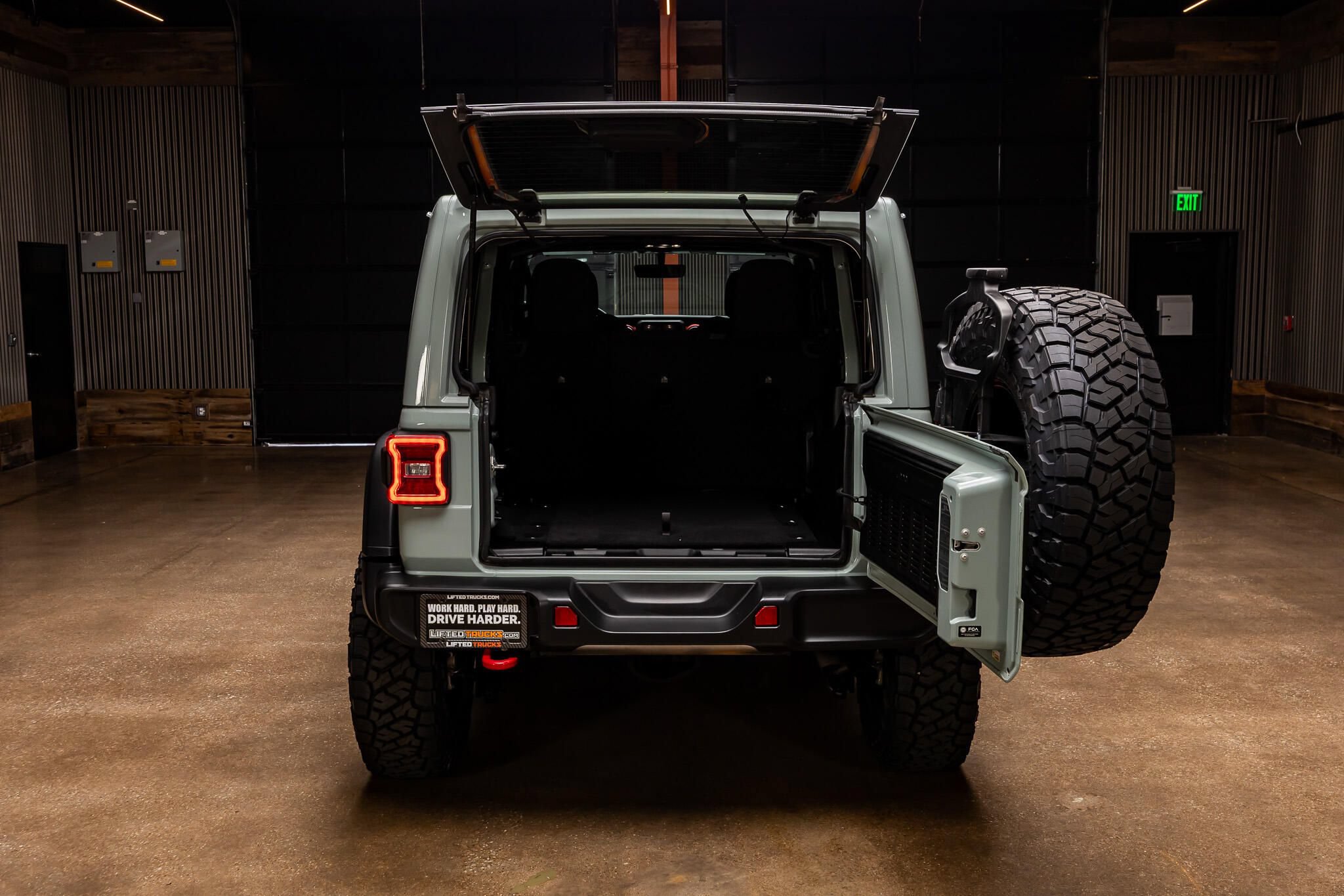 Used 2023 Jeep Wrangler Unlimited Rubicon w/ LED Lighting Group AWD/4WD image 9