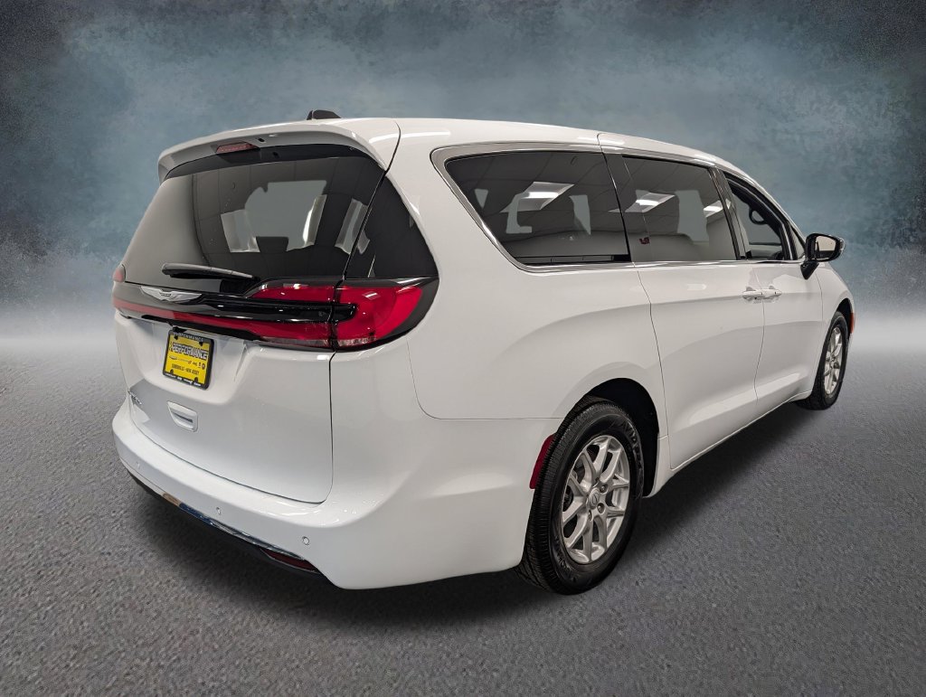 Used 2026 Chrysler Pacifica Select FWD image 4