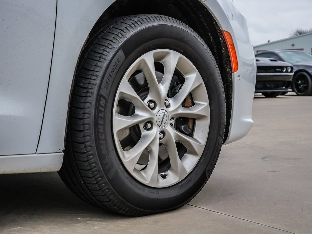 Used 2024 Chrysler Pacifica Touring-L image 9