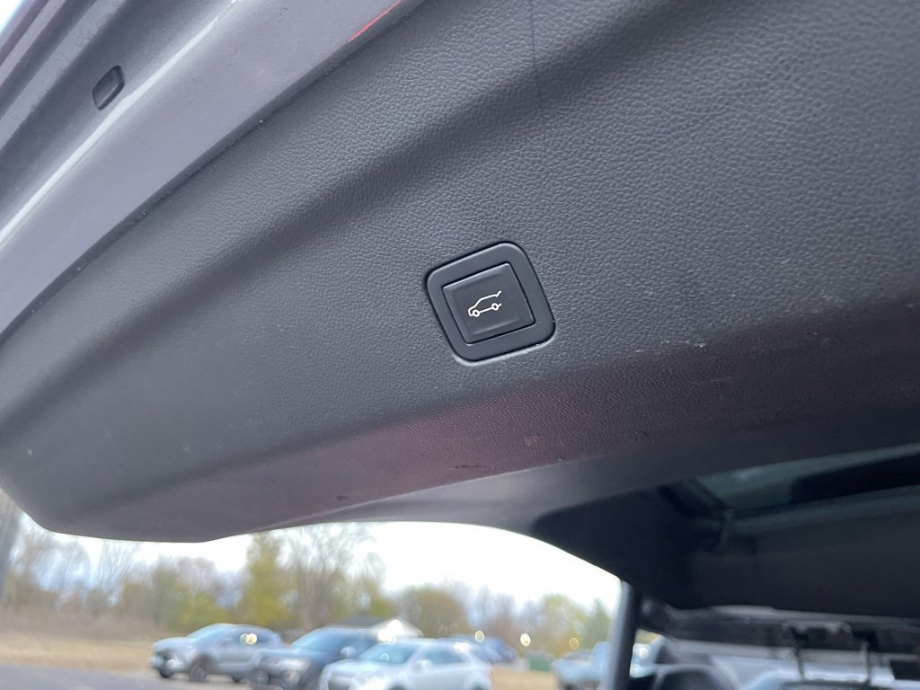 Used 2023 GMC Yukon XL SLT image 33