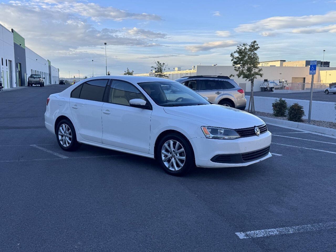 Used 2012 Volkswagen Jetta SE FWD image 4