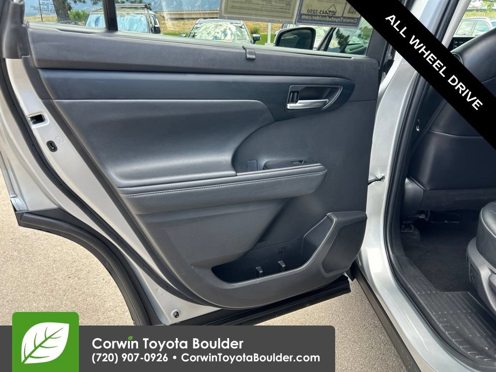 Used 2022 Toyota Highlander XLE AWD/4WD image 21