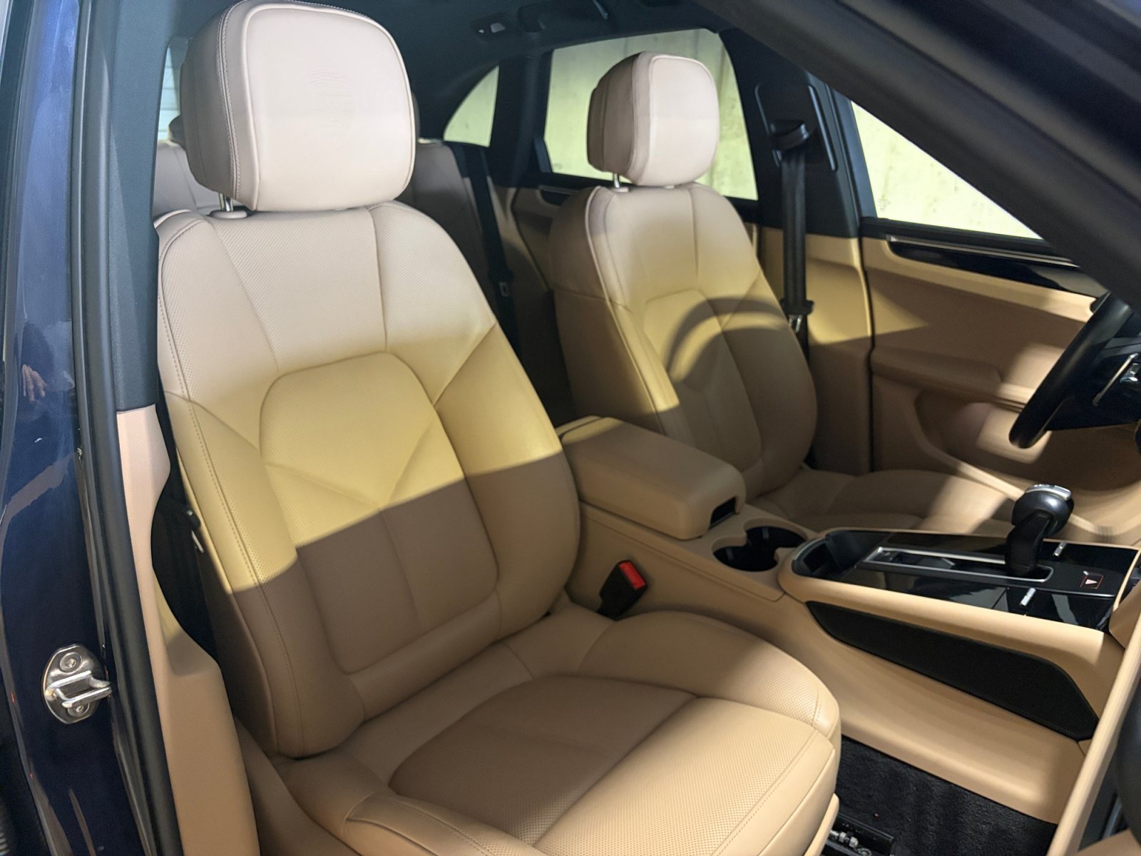 Certified 2023 Porsche Macan Turbo AWD/4WD image 27
