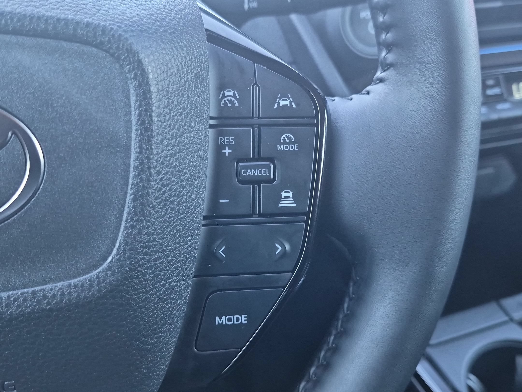 Used 2025 Toyota Prius XLE AWD/4WD image 15