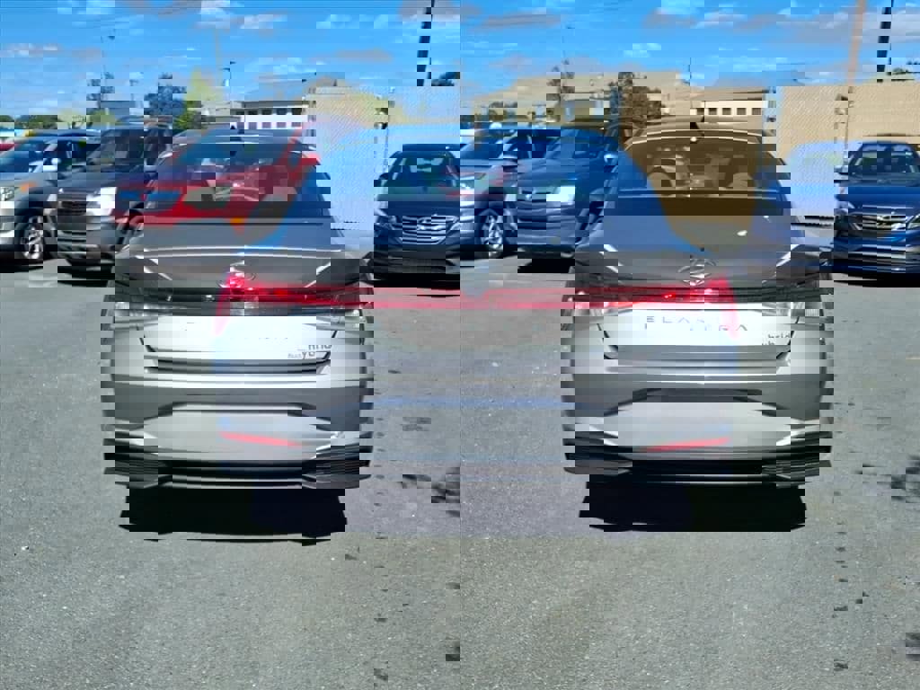 Used 2023 Hyundai Elantra Blue image 24