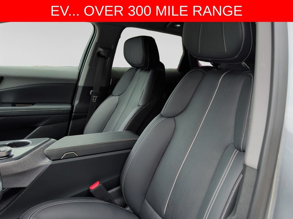 Used 2025 Cadillac Optiq Sport 2 w/ LPO, Floor Liner Package AWD/4WD image 17