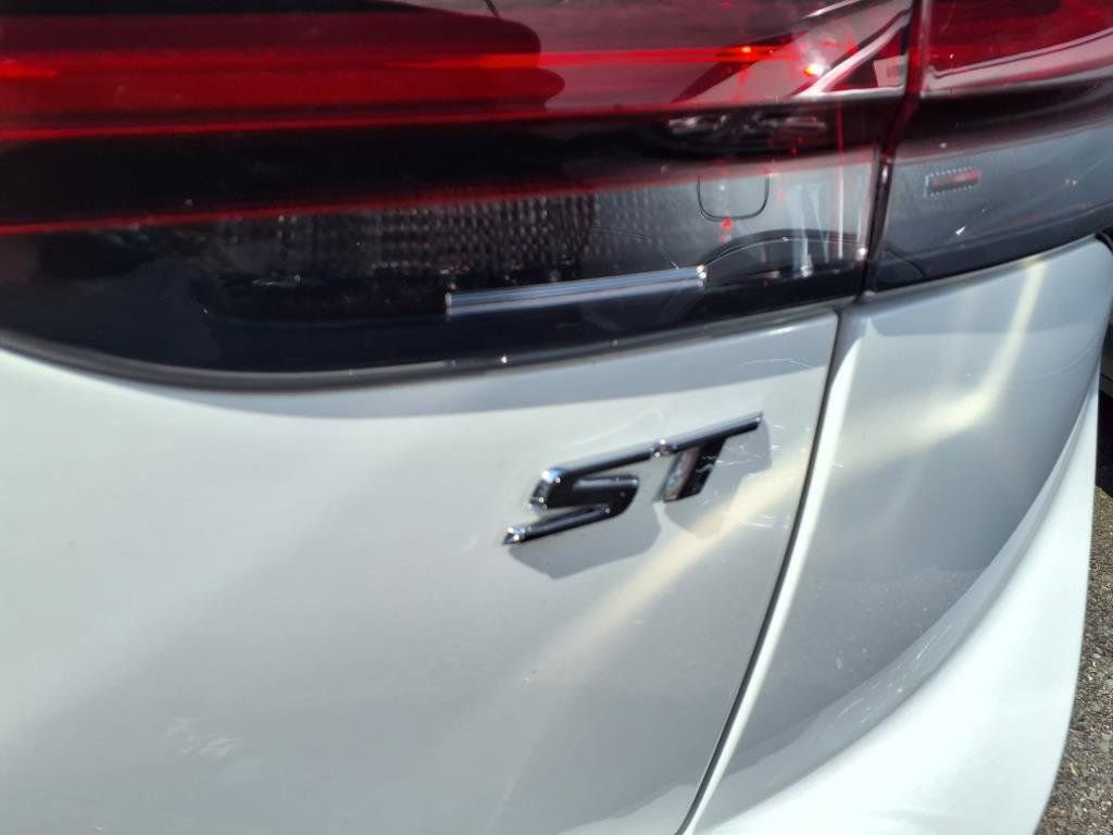 Certified 2021 Buick Envision Essence w/ Sport Touring Package image 19