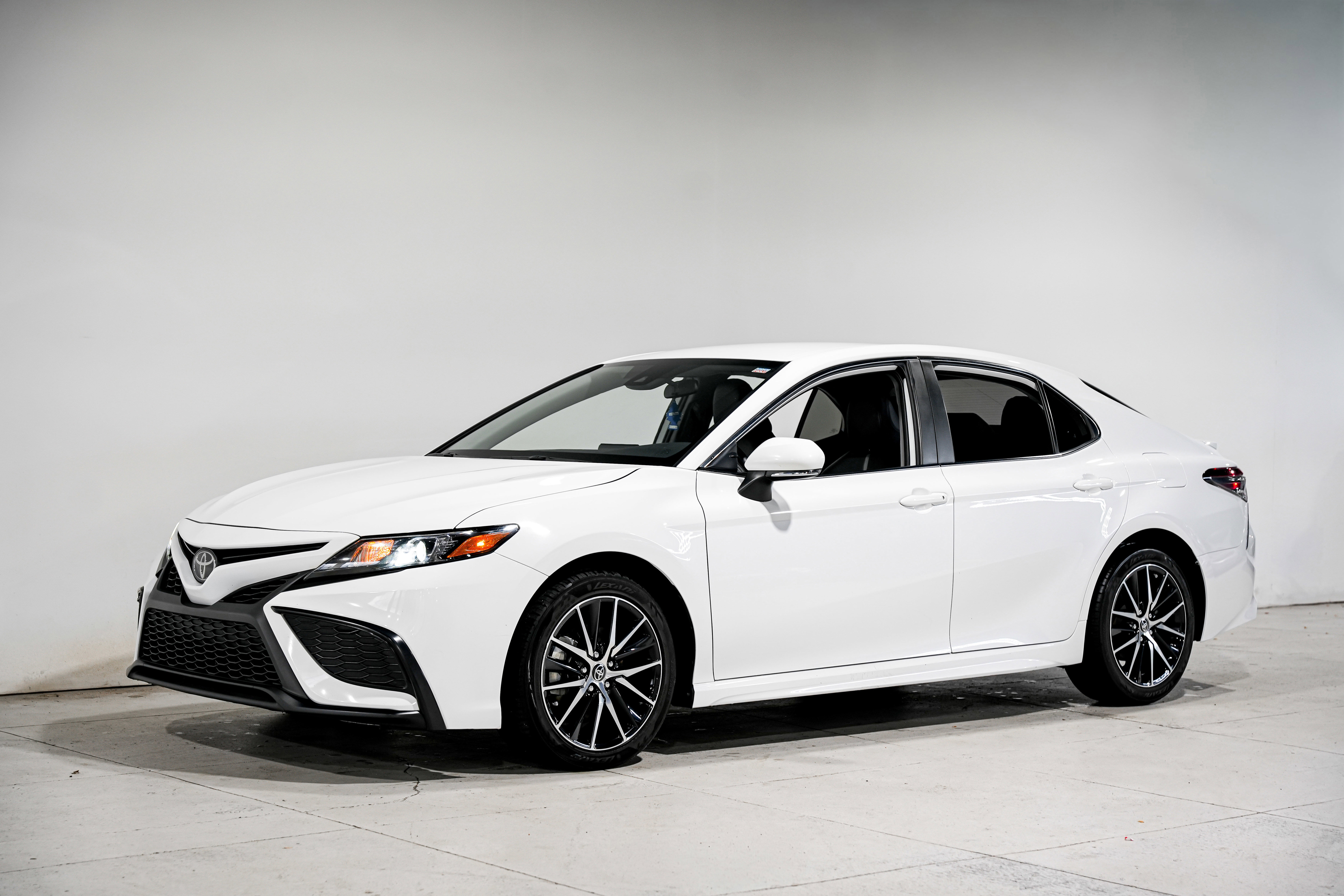 Used 2024 Toyota Camry SE FWD image 6