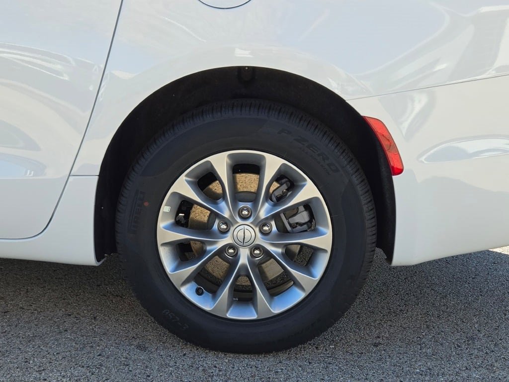 New 2026 Chrysler Pacifica Select image 15