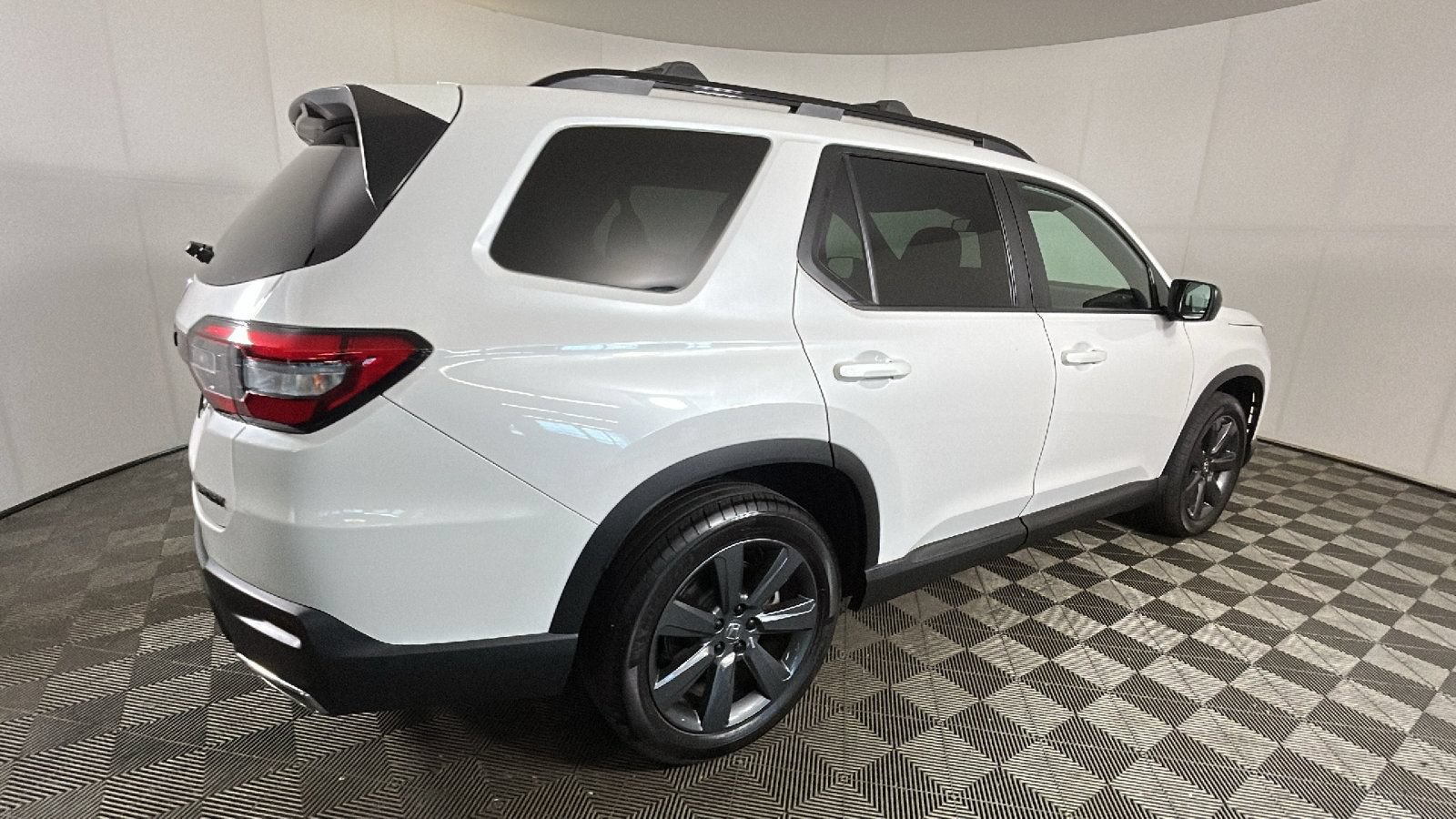 Used 2025 Honda Pilot Sport image 2