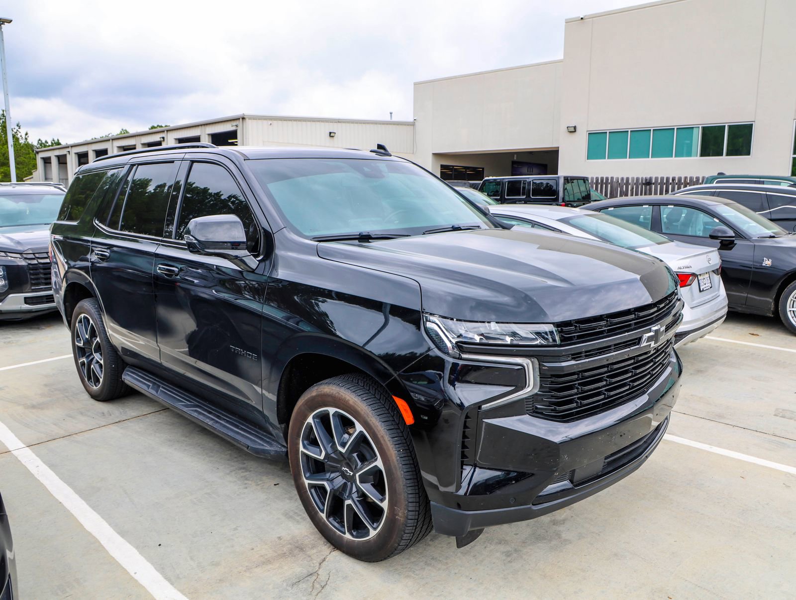 Used 2024 Chevrolet Tahoe RST w/ Luxury Package RWD image 2