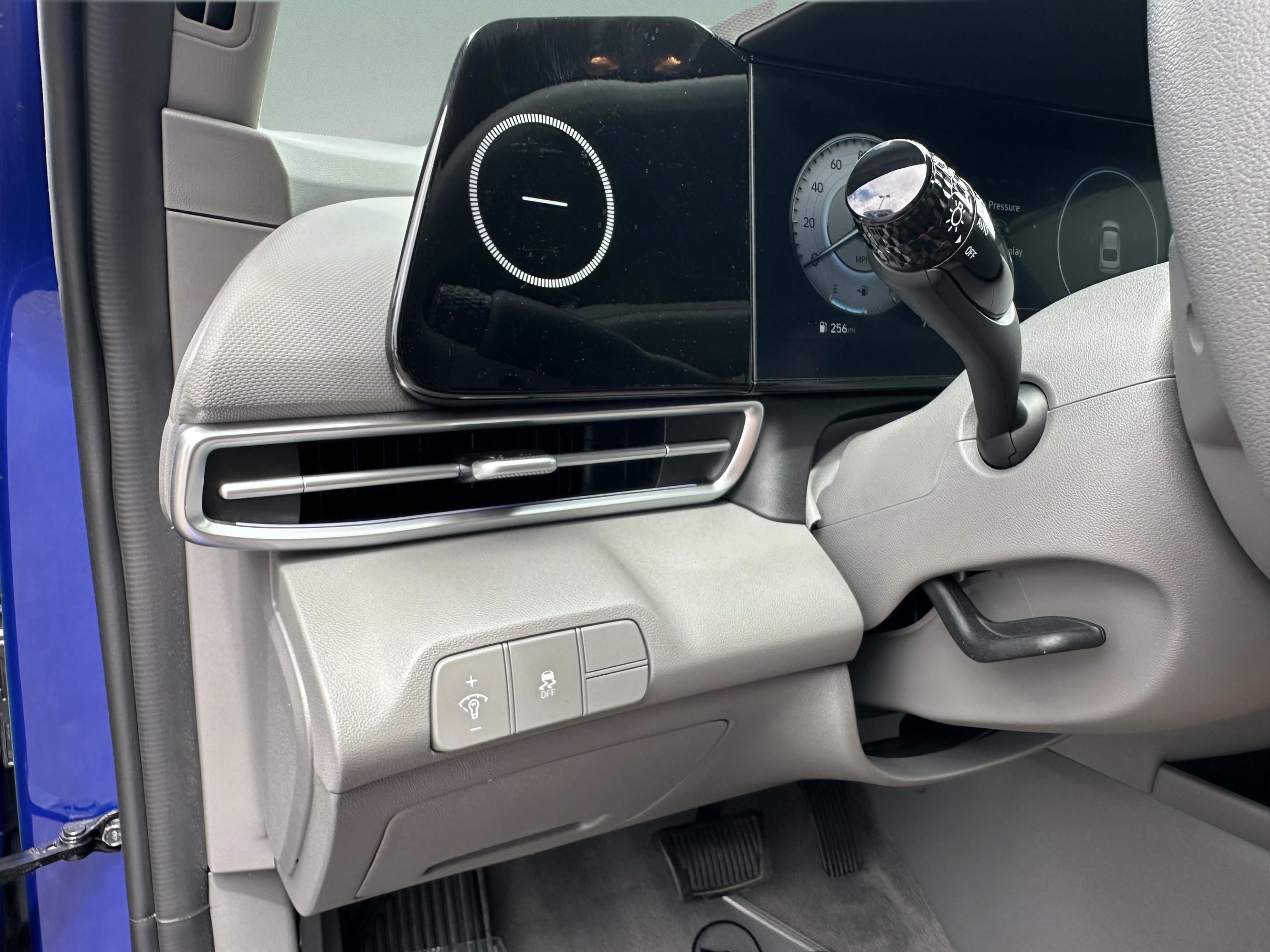 Certified 2024 Hyundai Elantra SEL image 30