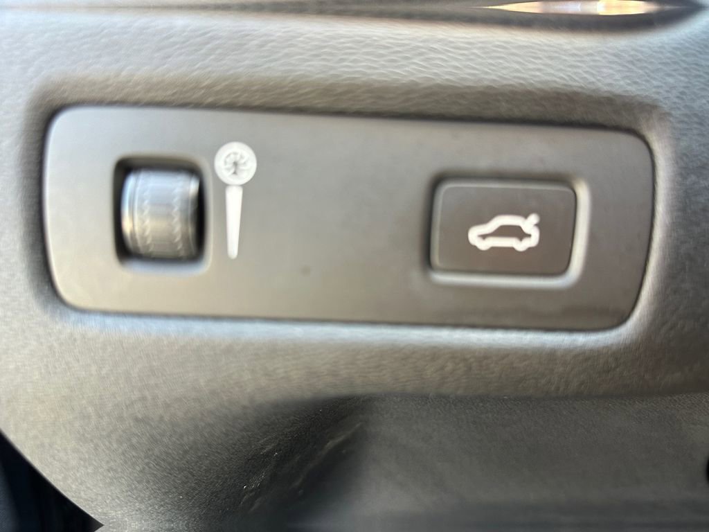 Used 2021 Volvo XC60 T5 Momentum image 24