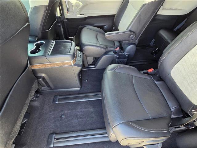 Used 2025 Toyota Sienna Platinum AWD/4WD image 18
