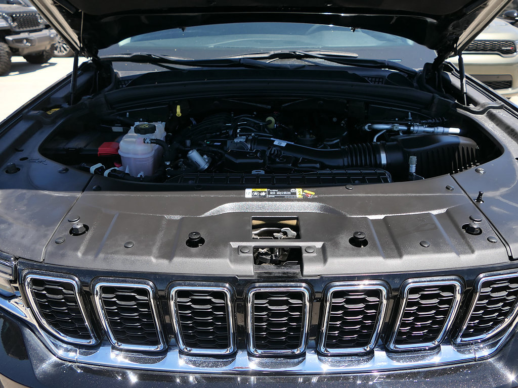 Used 2023 Jeep Grand Cherokee Limited AWD/4WD image 24