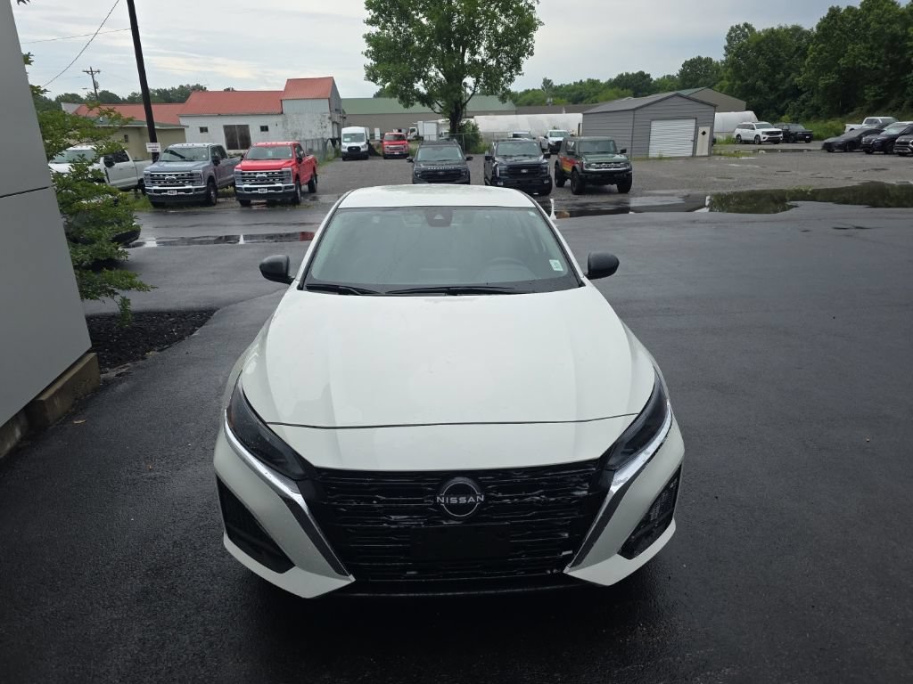 Used 2025 Nissan Altima 2.5 SV FWD image 3