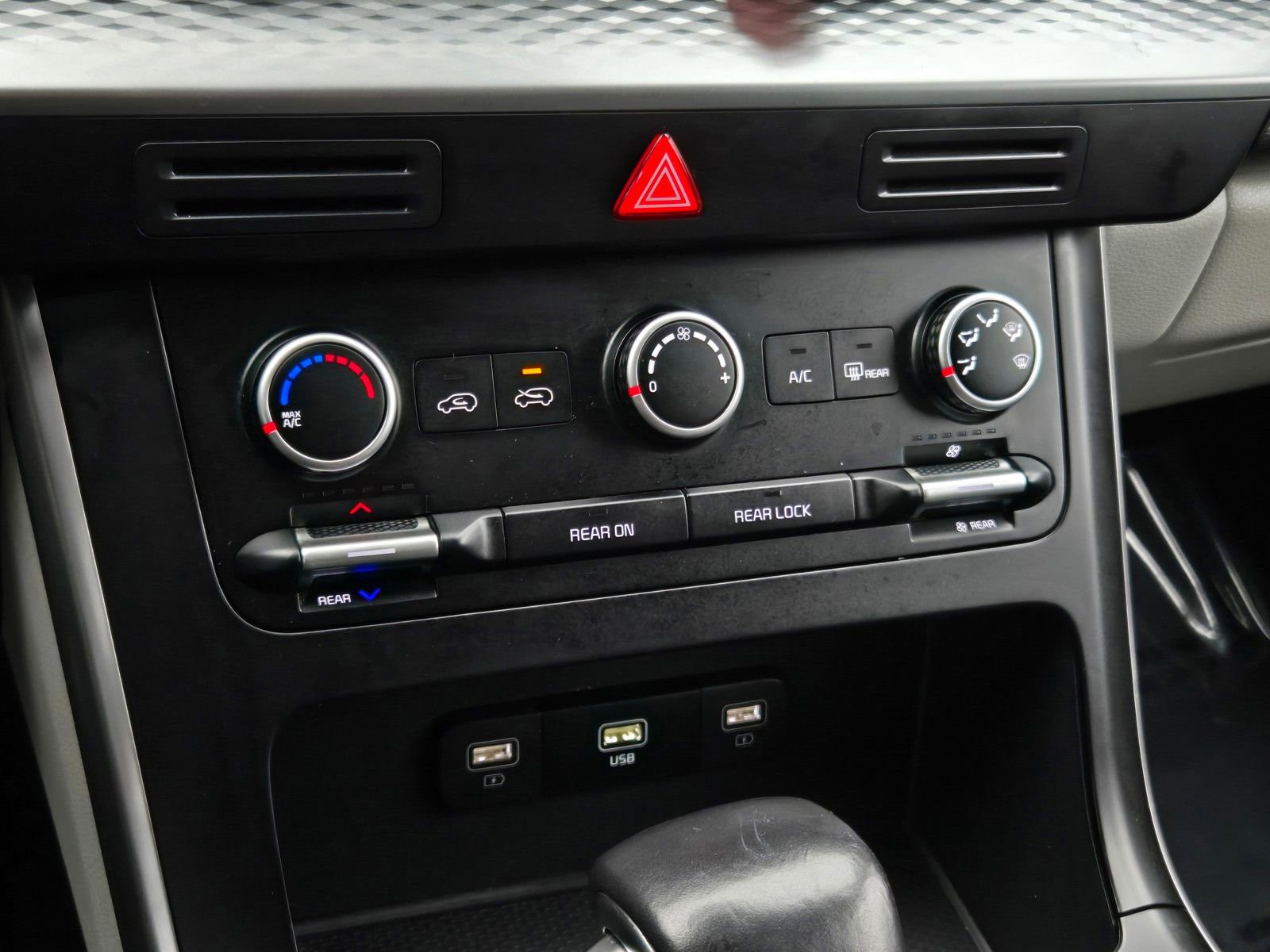 Used 2024 Kia Carnival LX image 19