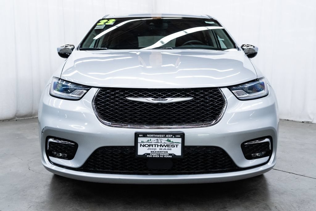 Used 2023 Chrysler Pacifica Limited FWD image 2