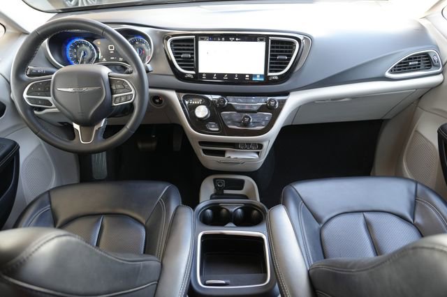 Used 2023 Chrysler Pacifica Touring-L FWD image 2