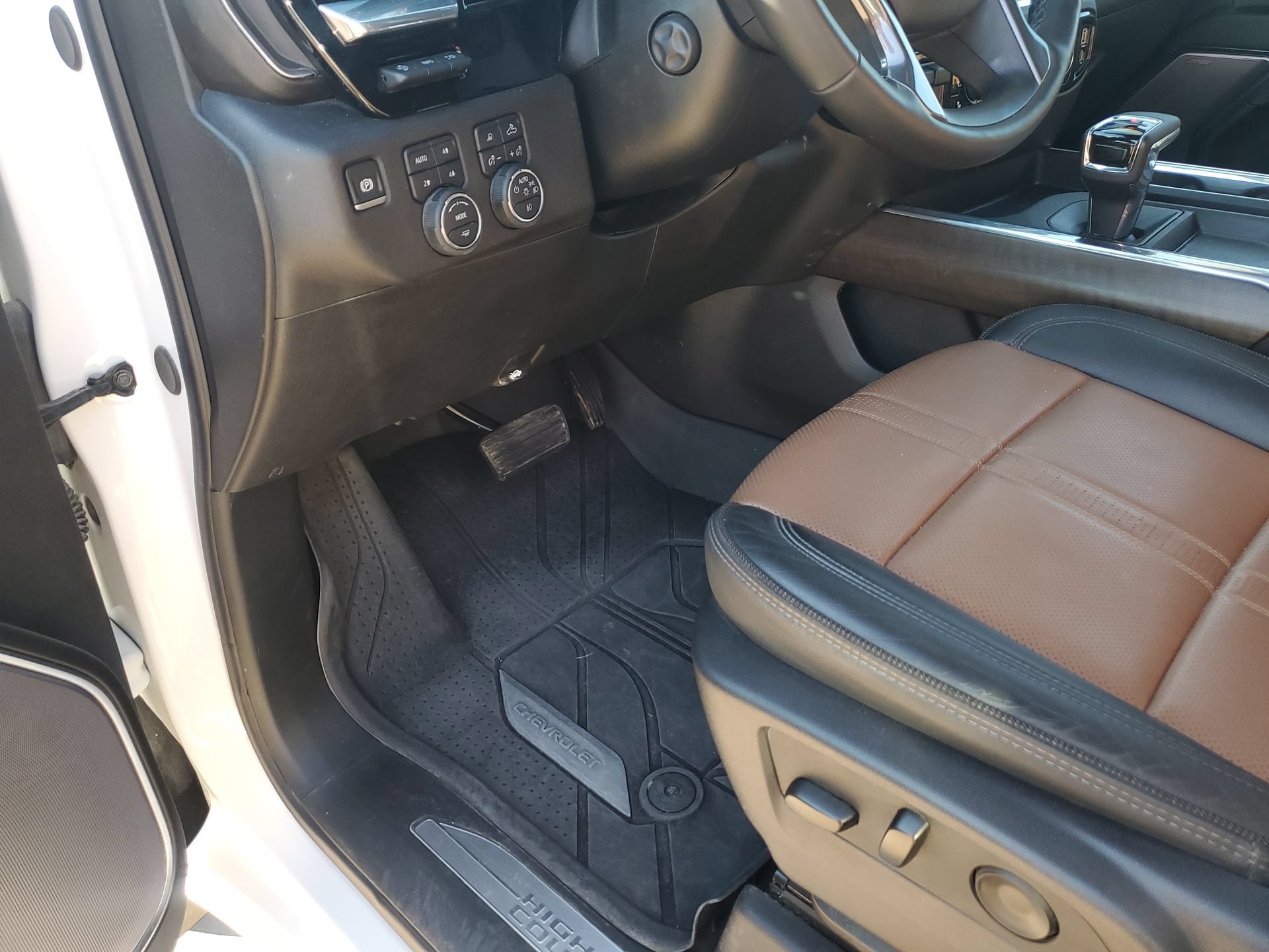 Used 2025 Chevrolet Silverado 1500 High Country w/ High Country Premium Package AWD/4WD image 26