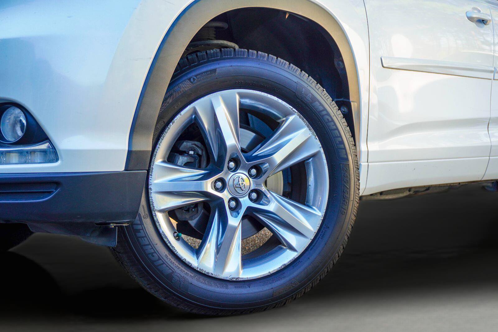 Used 2014 Toyota Highlander Limited Platinum FWD image 2