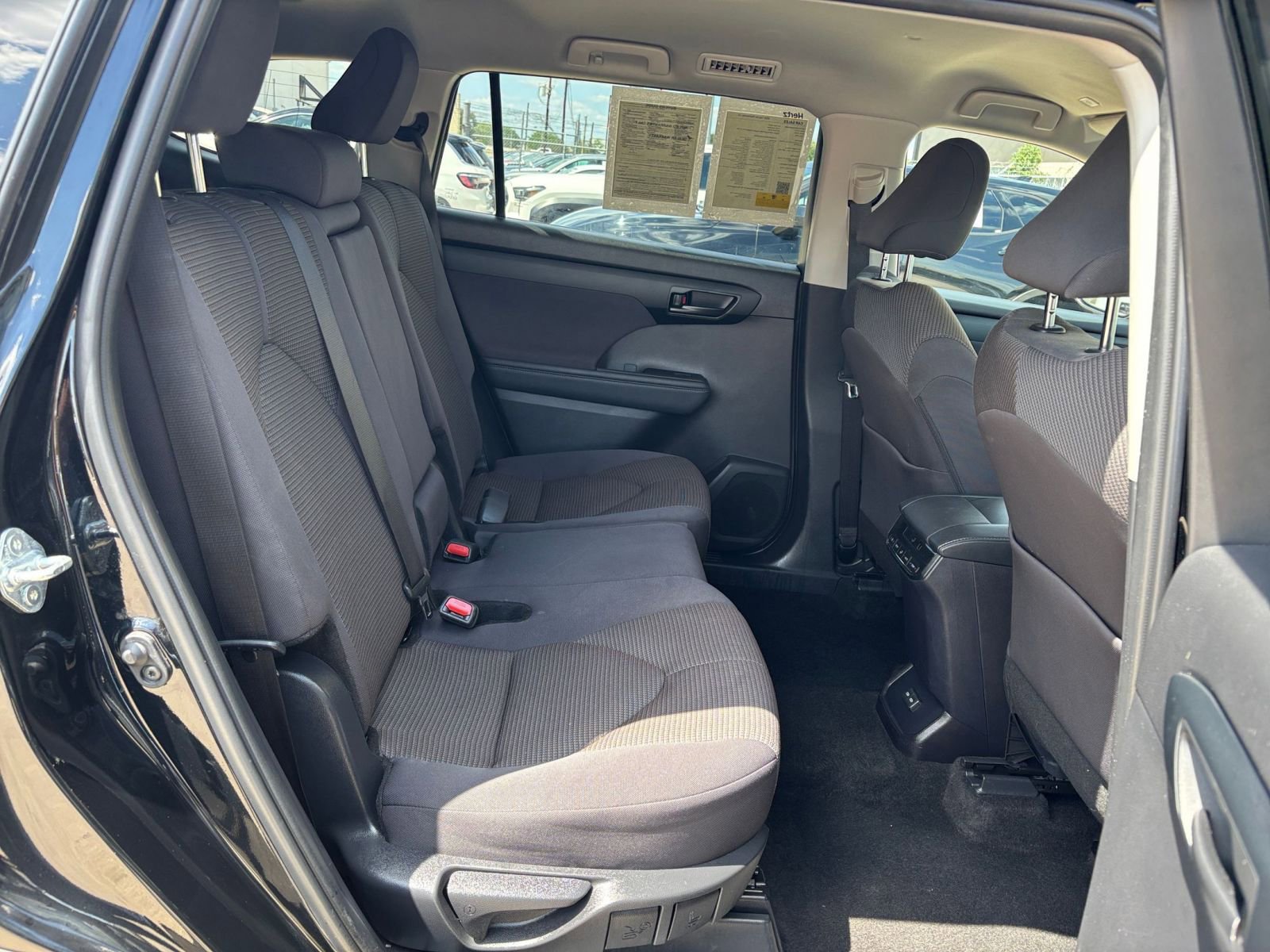 Used 2025 Toyota Highlander LE FWD image 27
