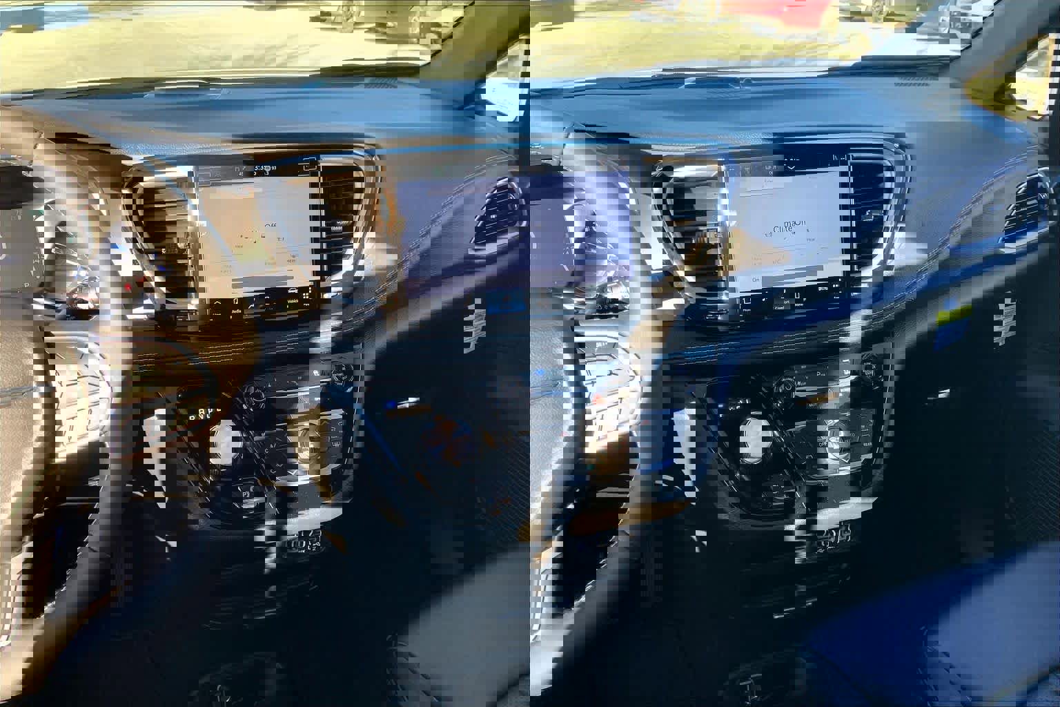 Used 2025 Chrysler Pacifica Select image 7