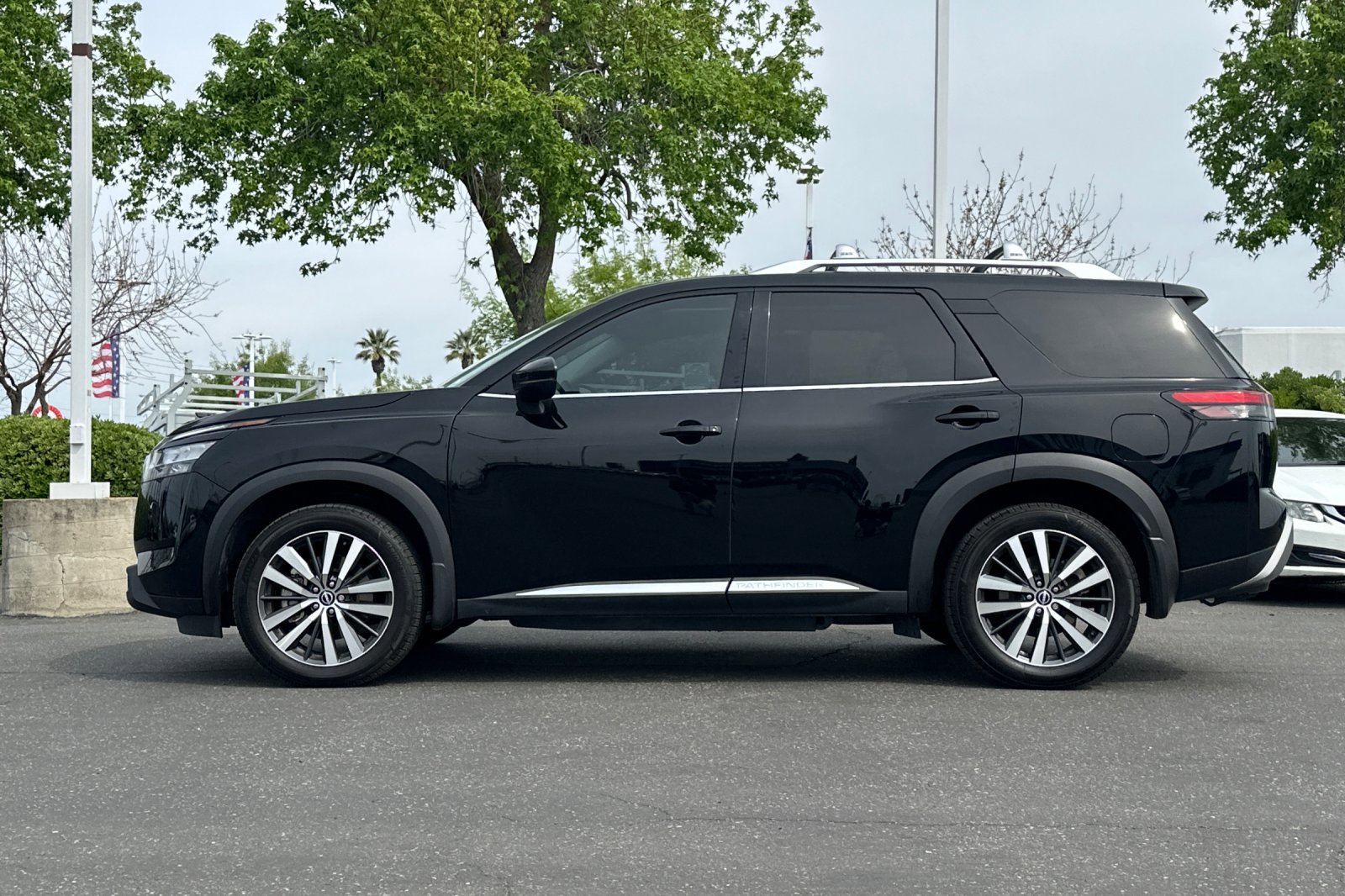 Certified 2022 Nissan Pathfinder Platinum w/ Cargo Package image 7