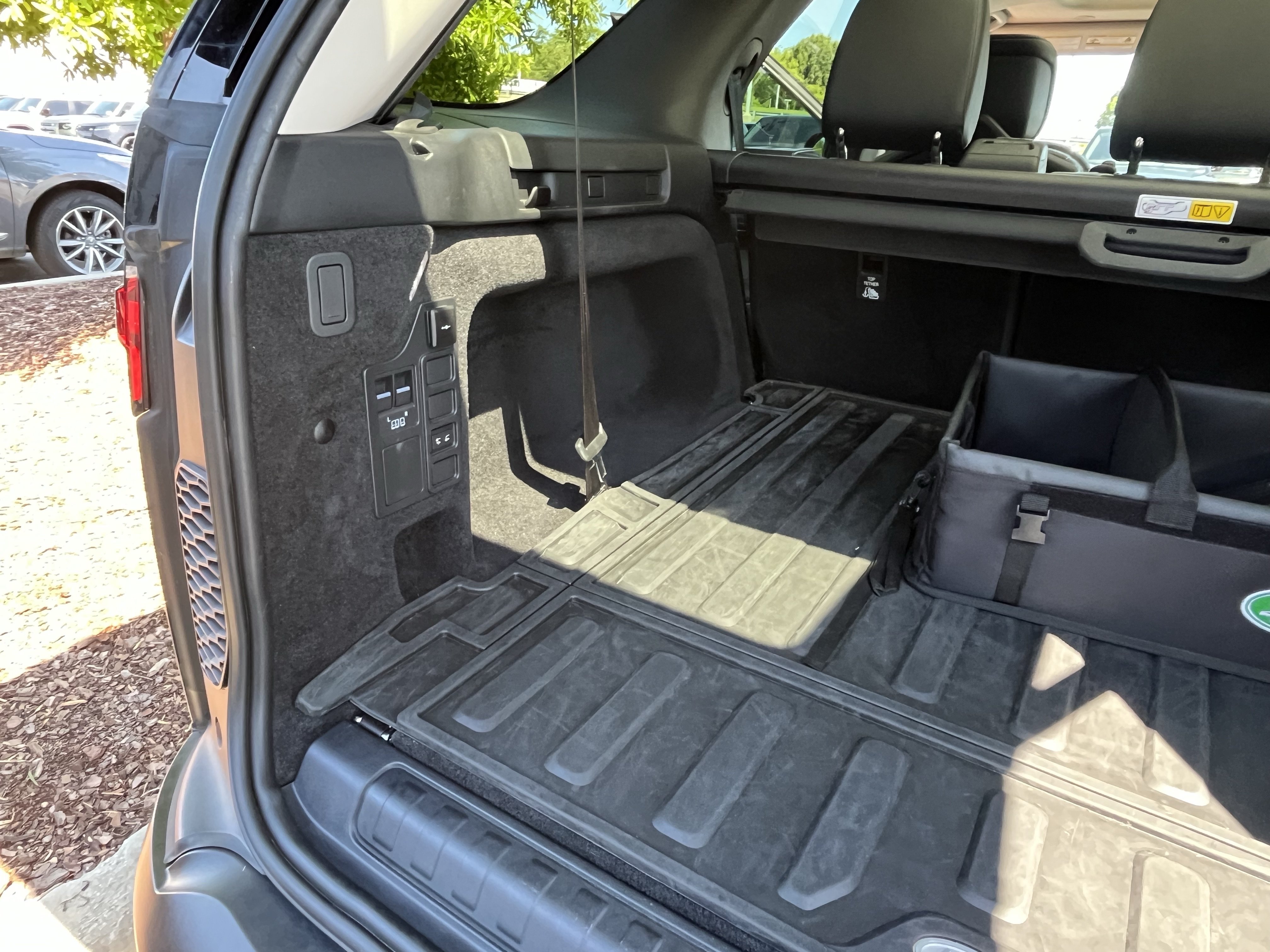 Certified 2024 Land Rover Discovery S AWD/4WD image 39