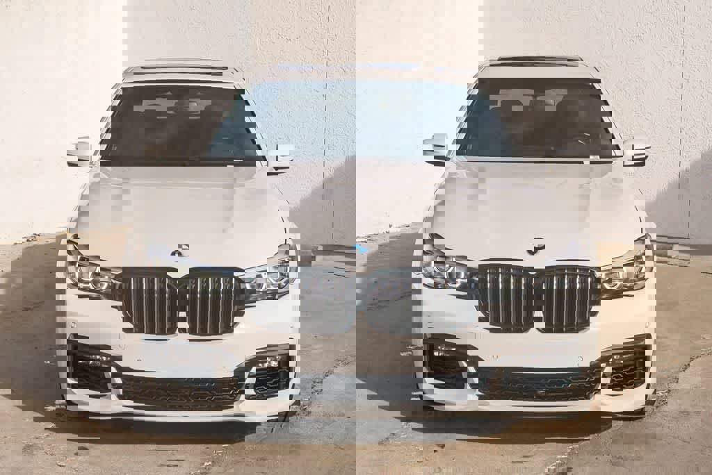 Used 2018 BMW 740i image 2