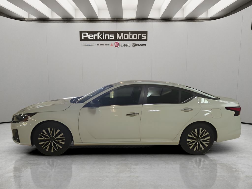 Used 2025 Nissan Altima 2.5 SV image 2