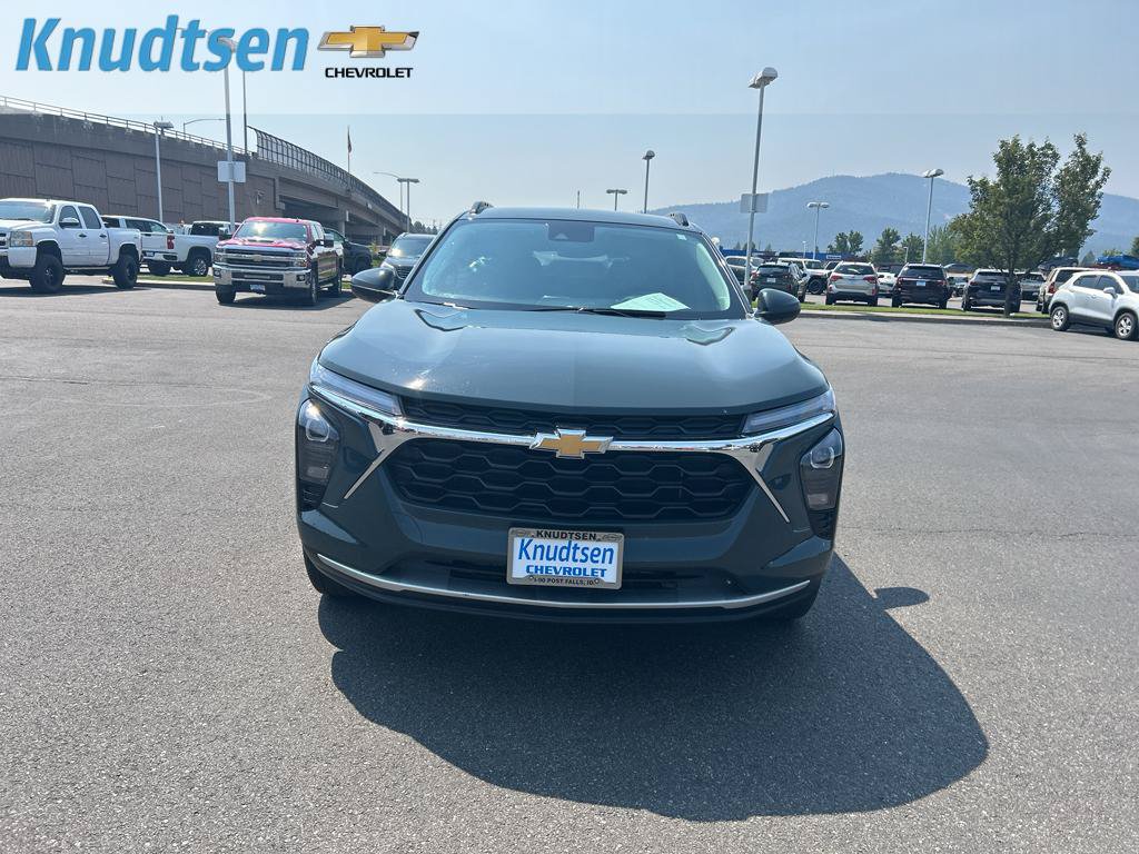 Used 2025 Chevrolet Trax LT w/ Driver Confidence Package FWD image 2