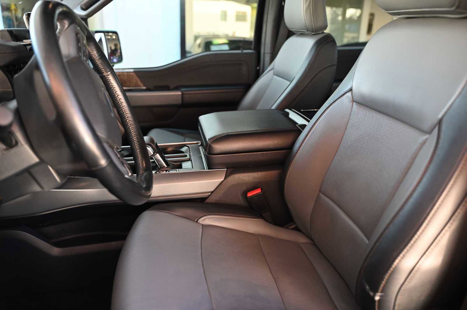 Used 2022 Ford F150 Lightning Lariat image 11