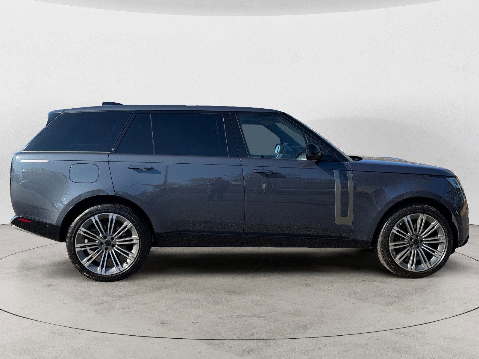 New 2026 Land Rover Range Rover Long Wheelbase SE image 3