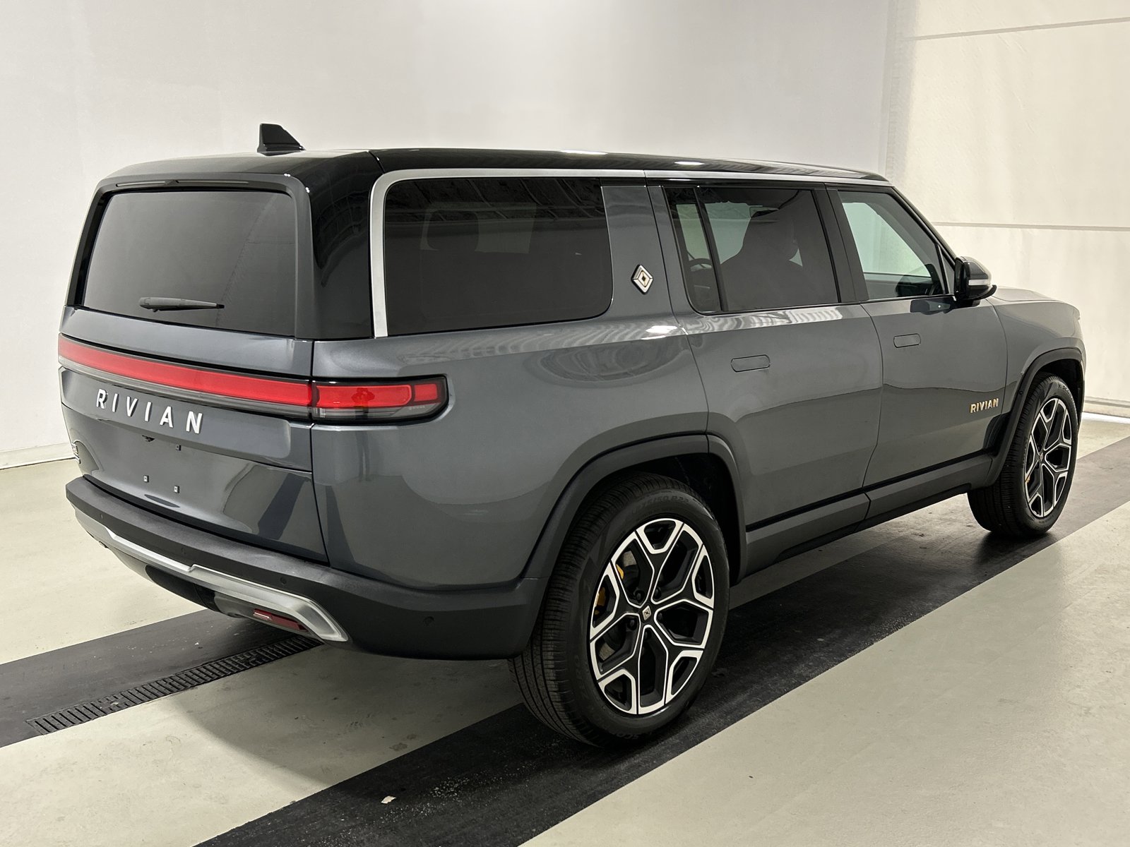 Used 2024 Rivian R1S Adventure image 5