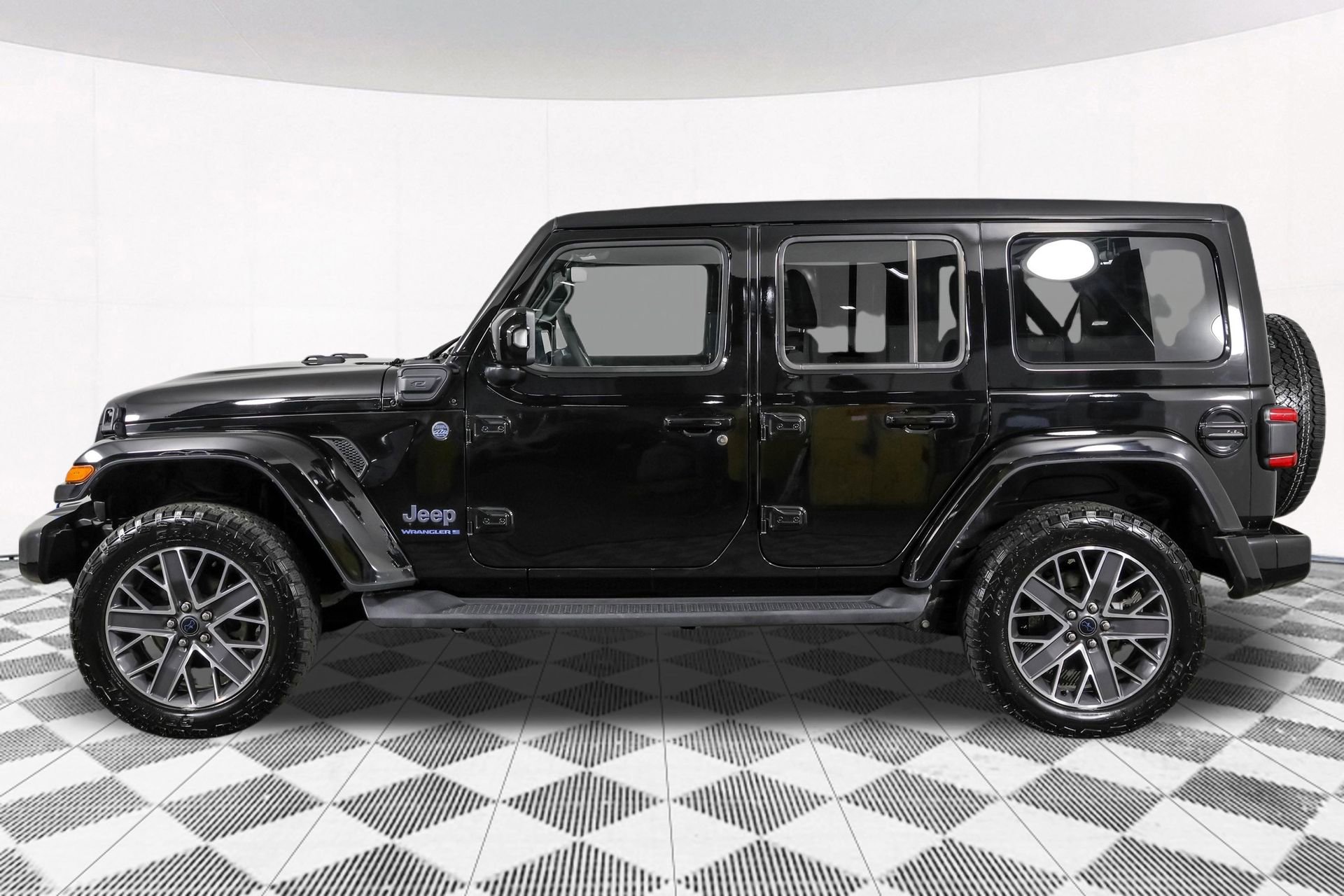 Used 2024 Jeep Wrangler High Altitude AWD/4WD image 22