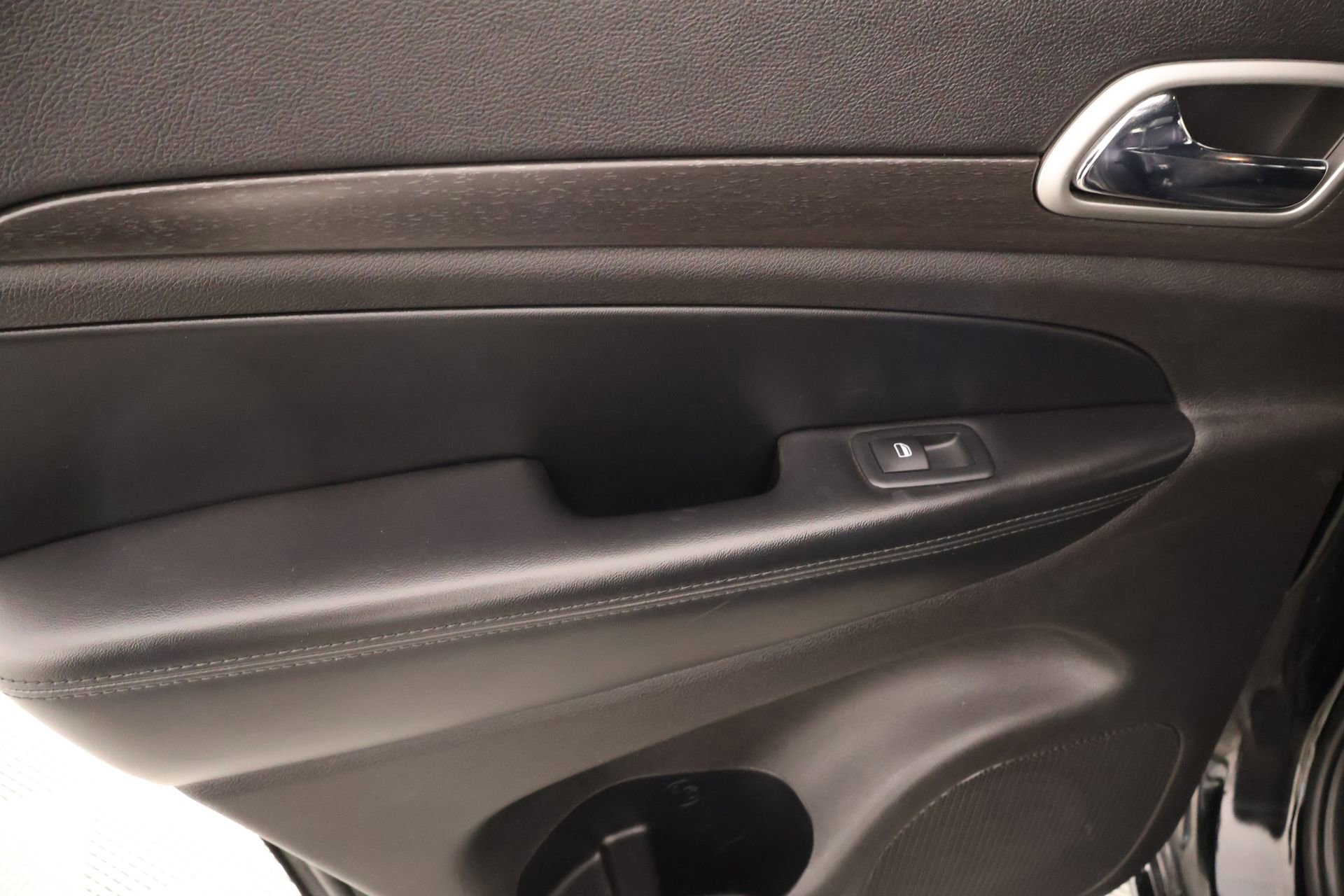 Used 2018 Jeep Grand Cherokee Altitude image 18