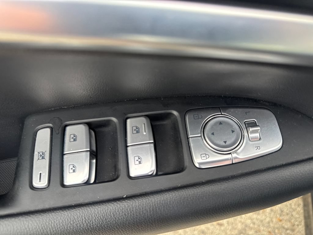 Used 2023 Genesis G70 2.0T RWD image 17