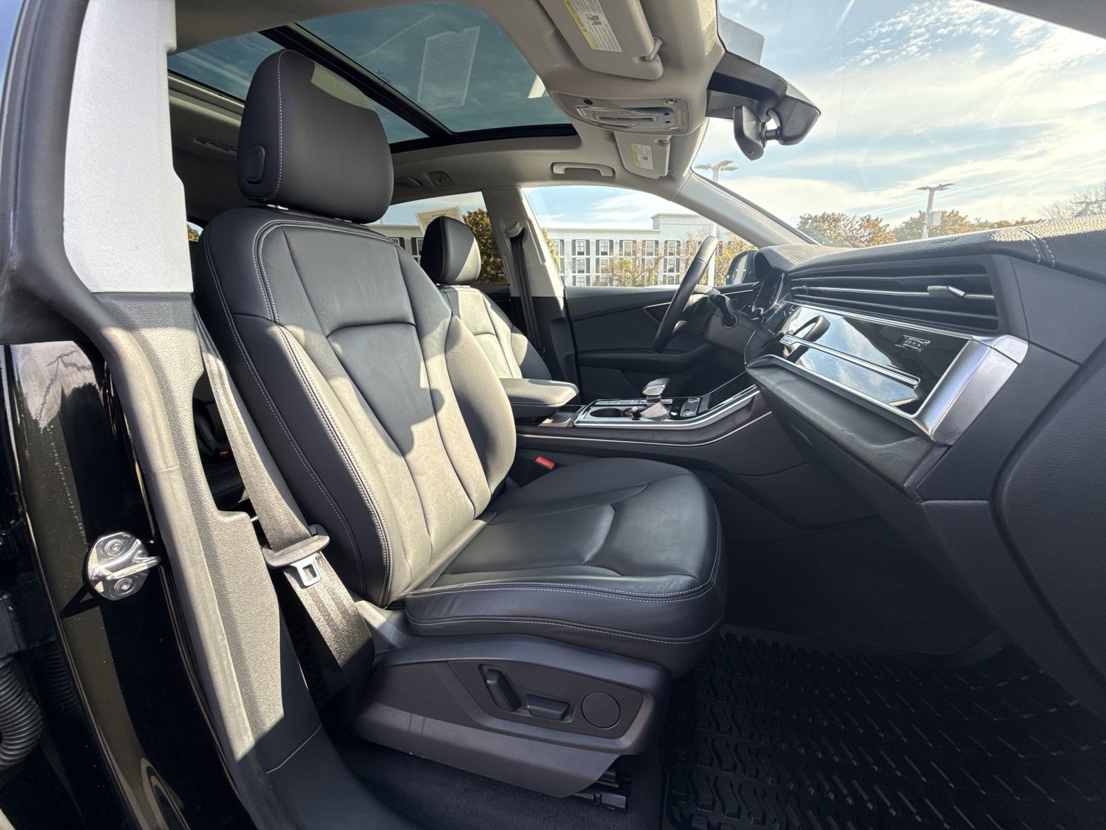 Used 2023 Audi Q8 Premium w/ Convenience Package AWD/4WD image 27